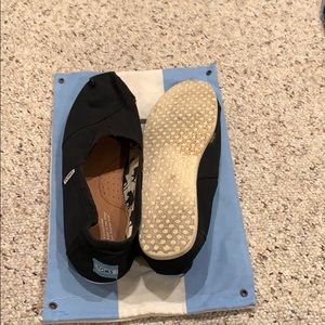 Men’s TOMS size 11